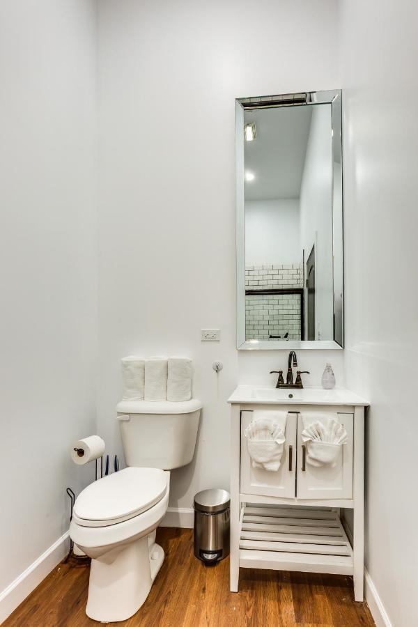 Converted Store Front Lets Live Like A Local In The Heart Of It All! Chicago