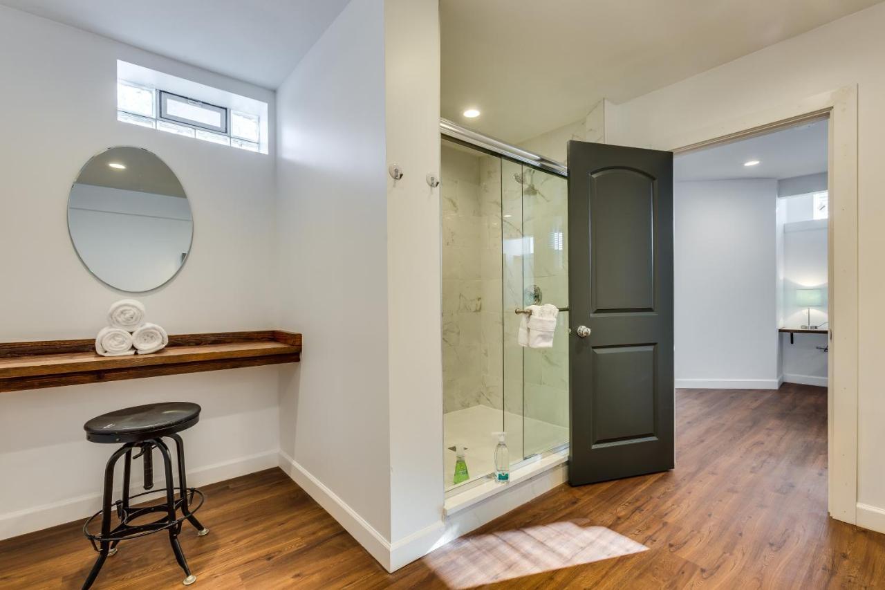 Apartment Converted Store Front Lets Live Like A Local In The Heart Of It All! Chicago