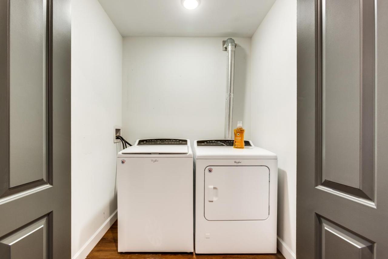 Converted Store Front Lets Live Like A Local In The Heart Of It All! Chicago