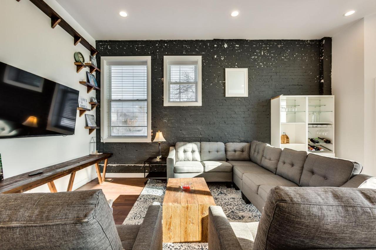 Apartment Converted Store Front Lets Live Like A Local In The Heart Of It All! Chicago