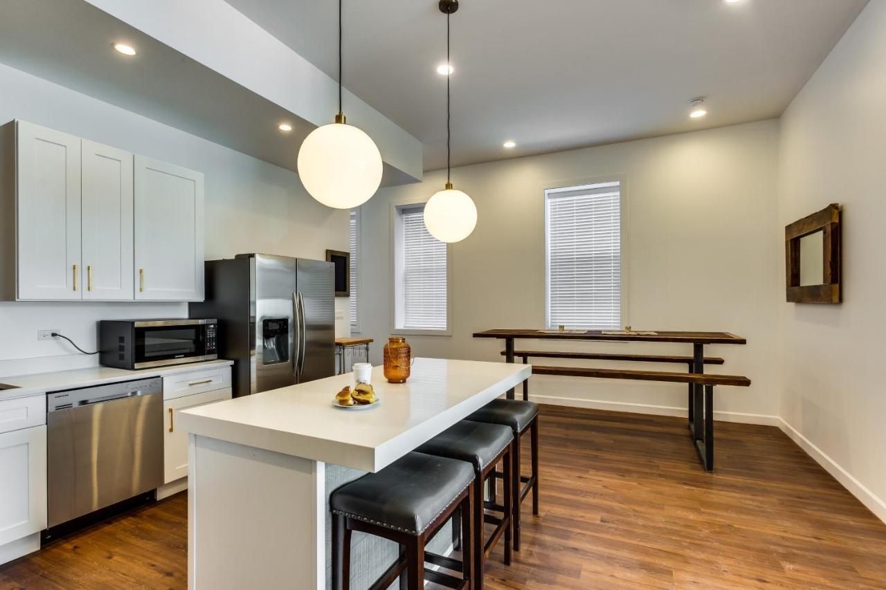 Converted Store Front Lets Live Like A Local In The Heart Of It All! Chicago