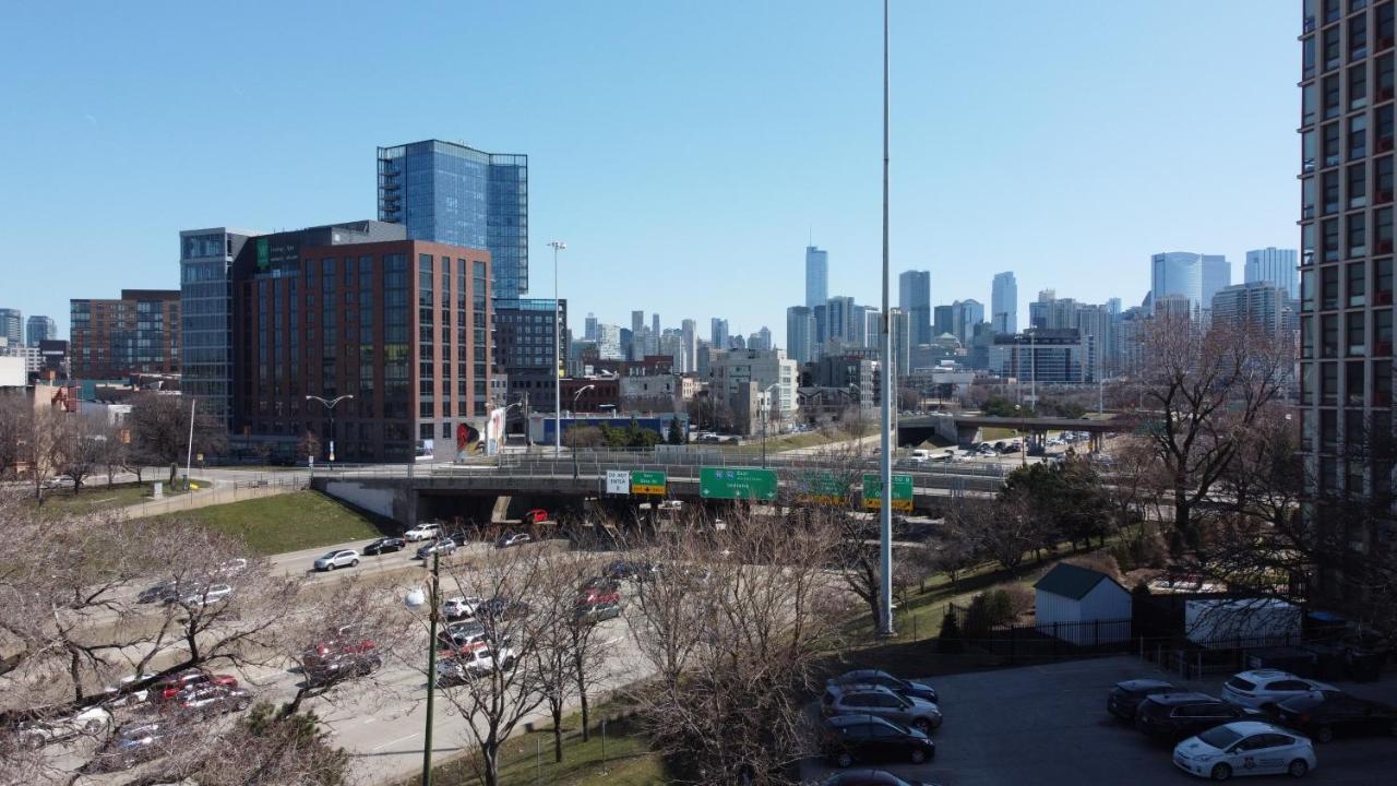 Converted Store Front Lets Live Like A Local In The Heart Of It All! Chicago