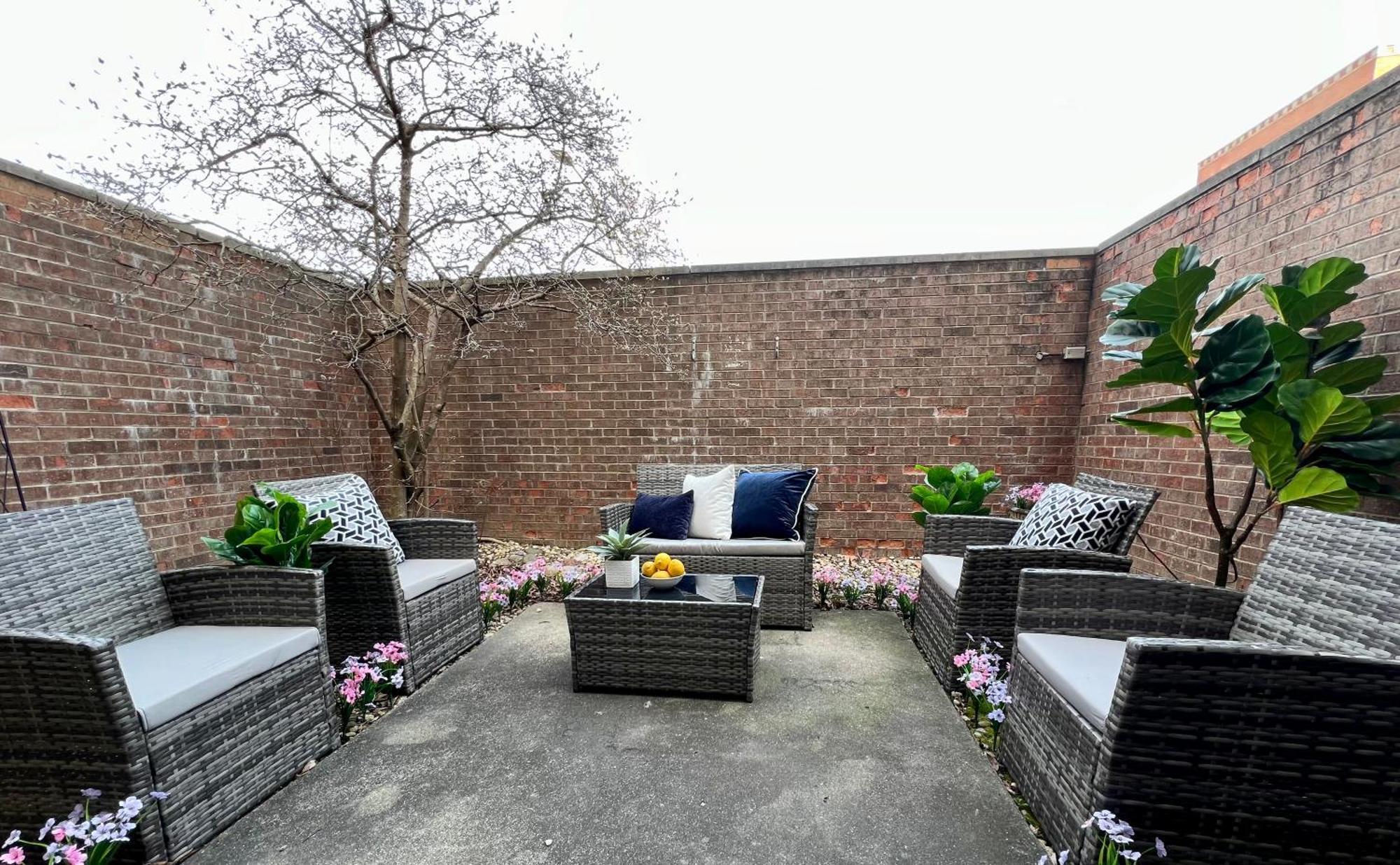 Holiday home 4 Bedroom In Location Parking Fireplace Back Yard Pets Welcome Chicago