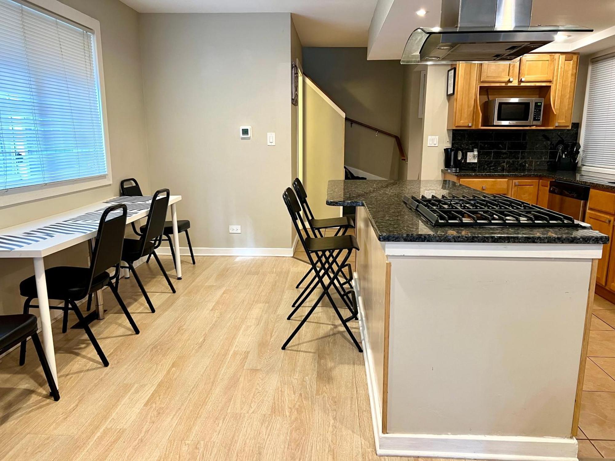 Designer Themed 4 Bedroom In Location With Patio And Fireplace