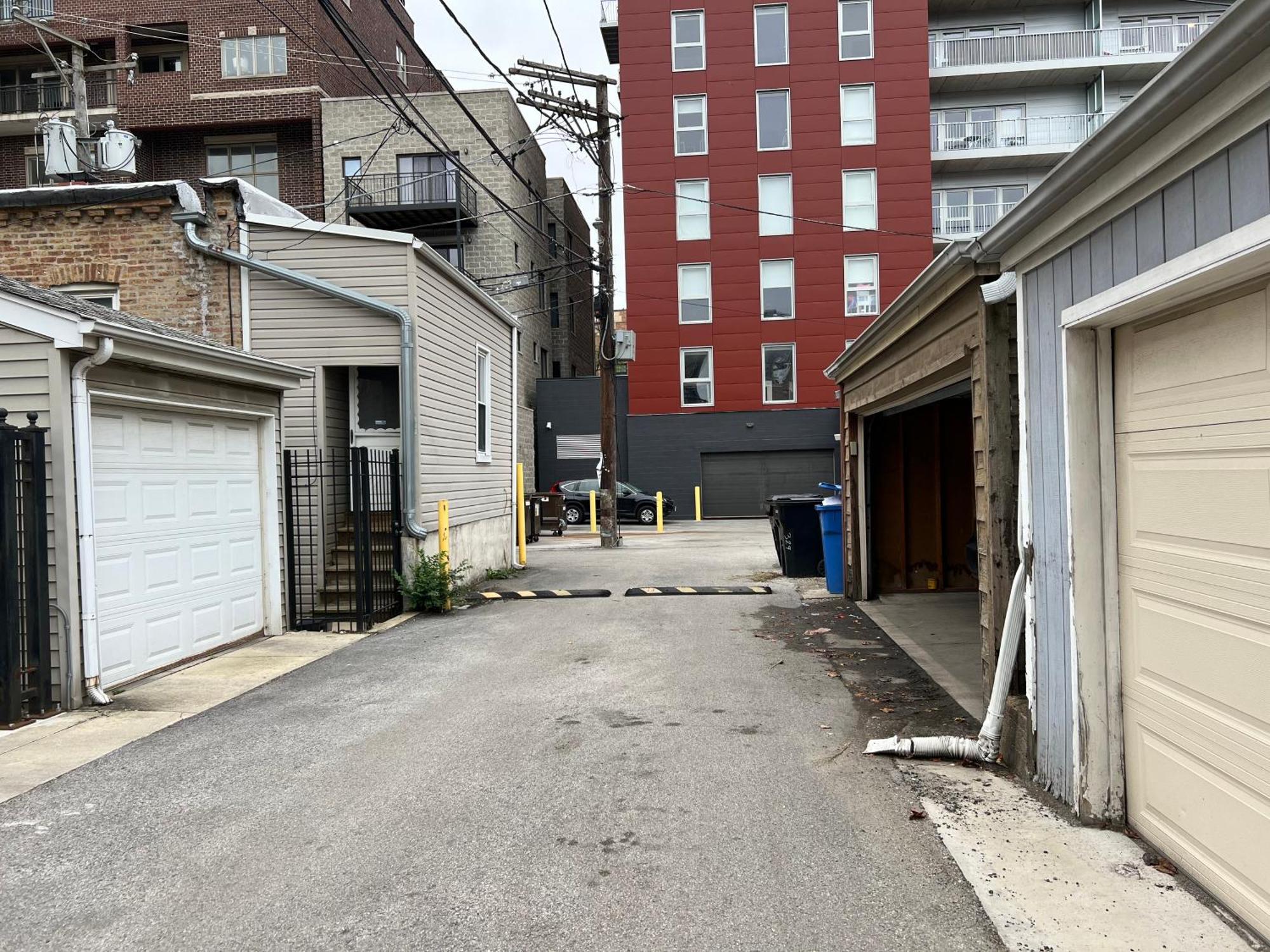 Designer Themed 4 Bedroom In Location With Patio And Fireplace Chicago