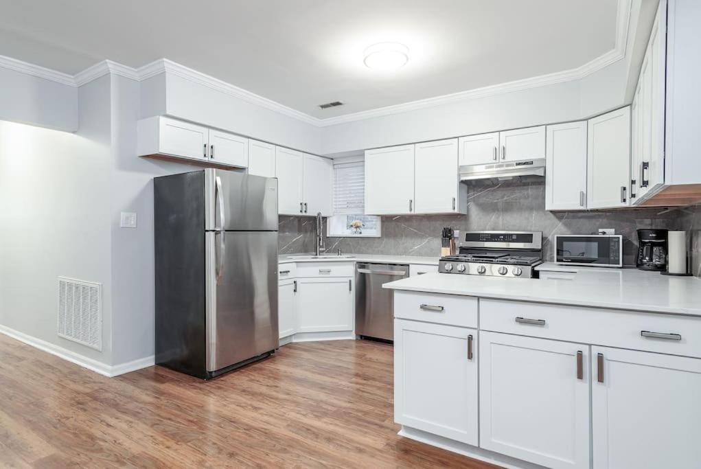 Beautiful Remodeled Penthouse Unit In Old Town