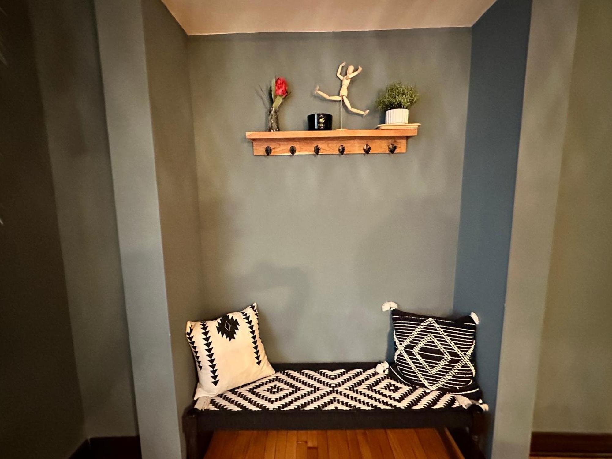 Spacious Lakeview Hideway With Parking! Casa de Férias