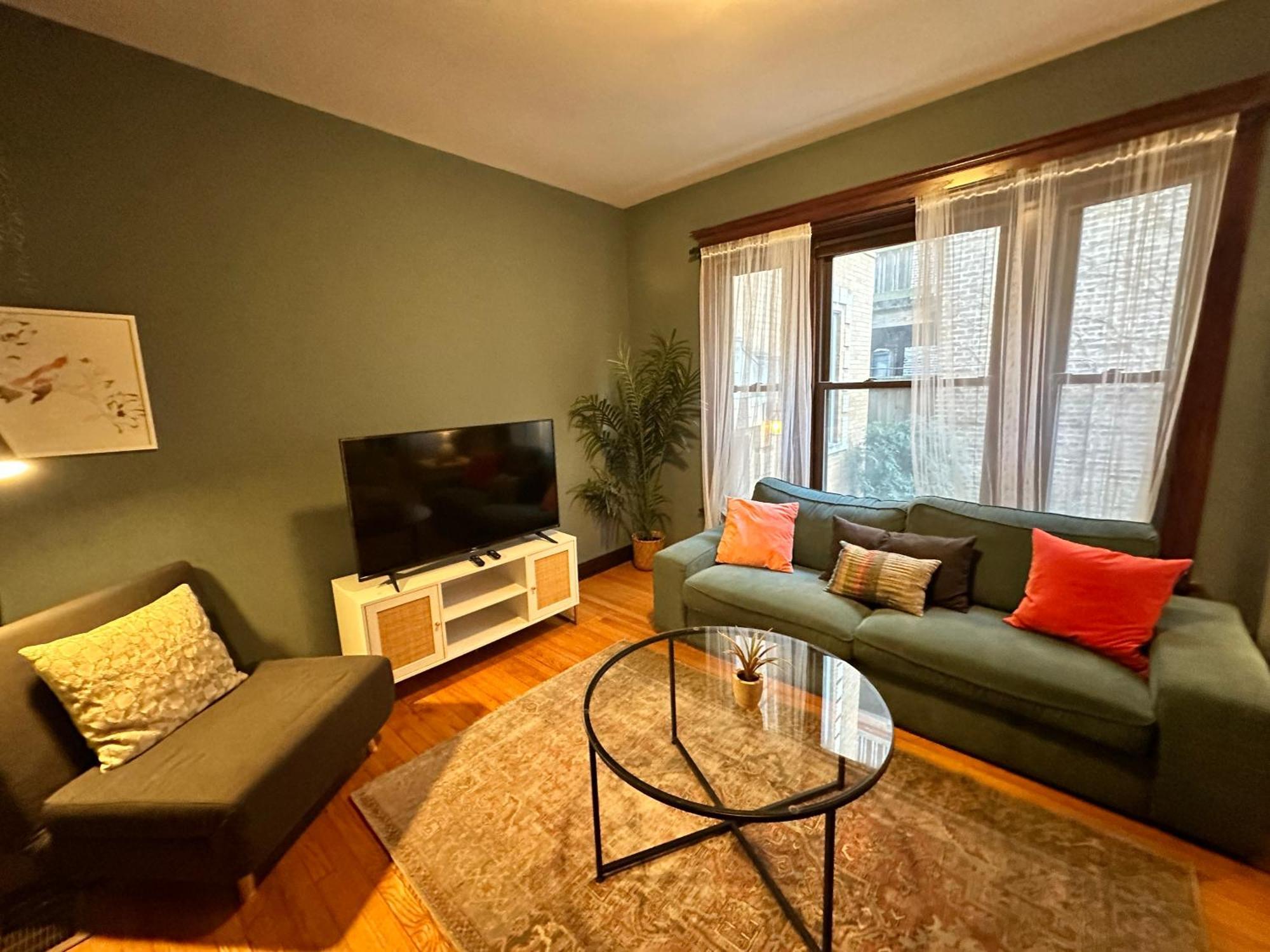 Spacious Lakeview Hideway With Parking! Casa de Férias