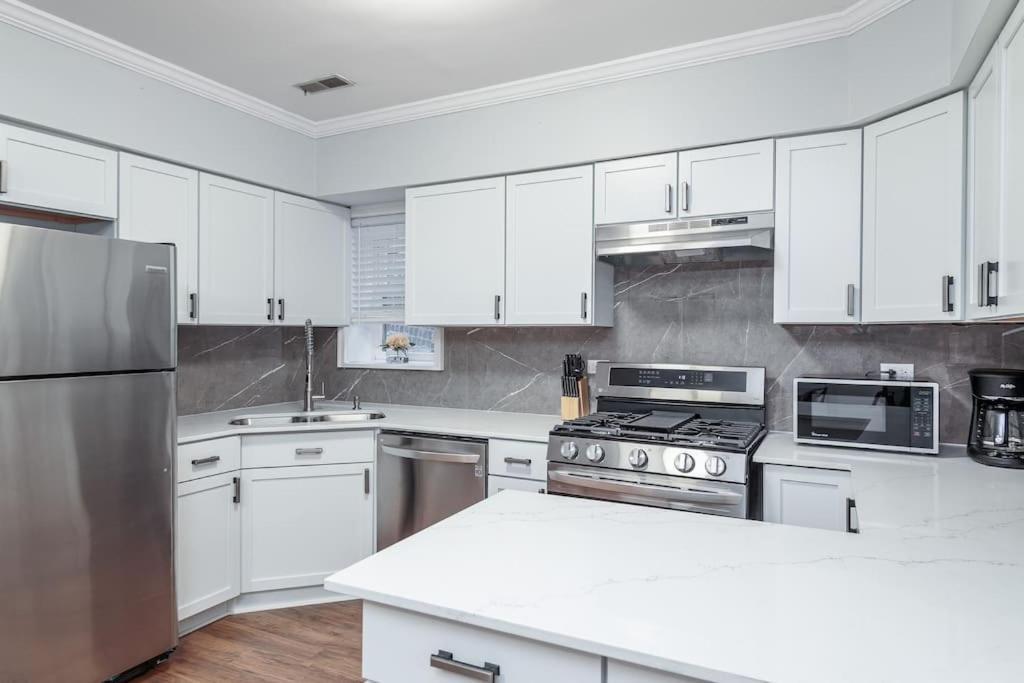 Beautiful Remodeled Penthouse Unit In Old Town *