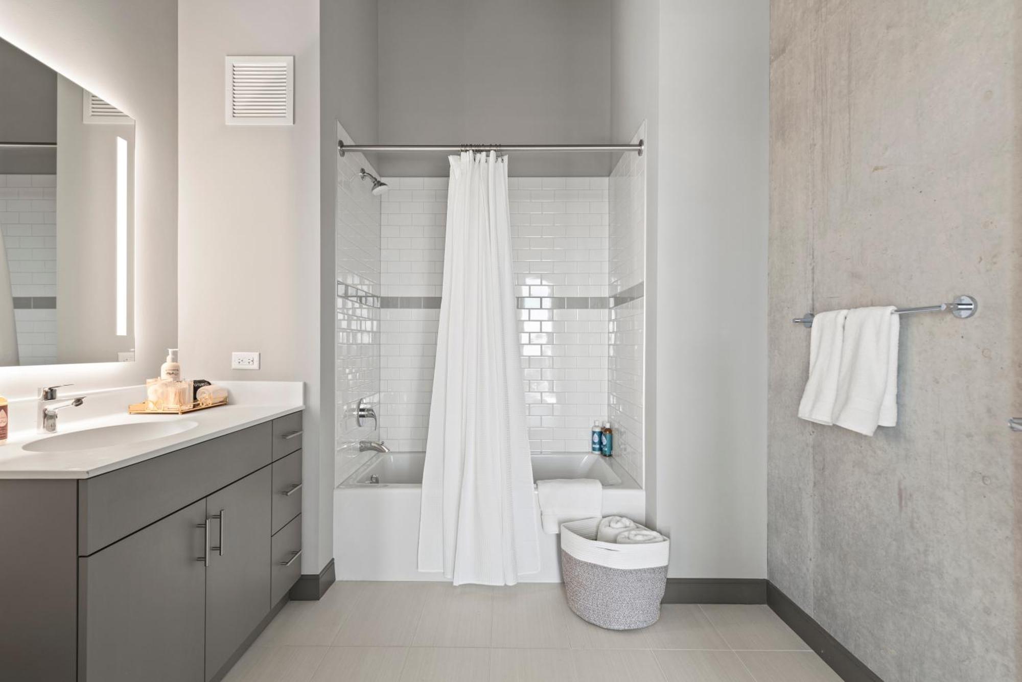 Fulbrix Bright Designer With West Loop Views