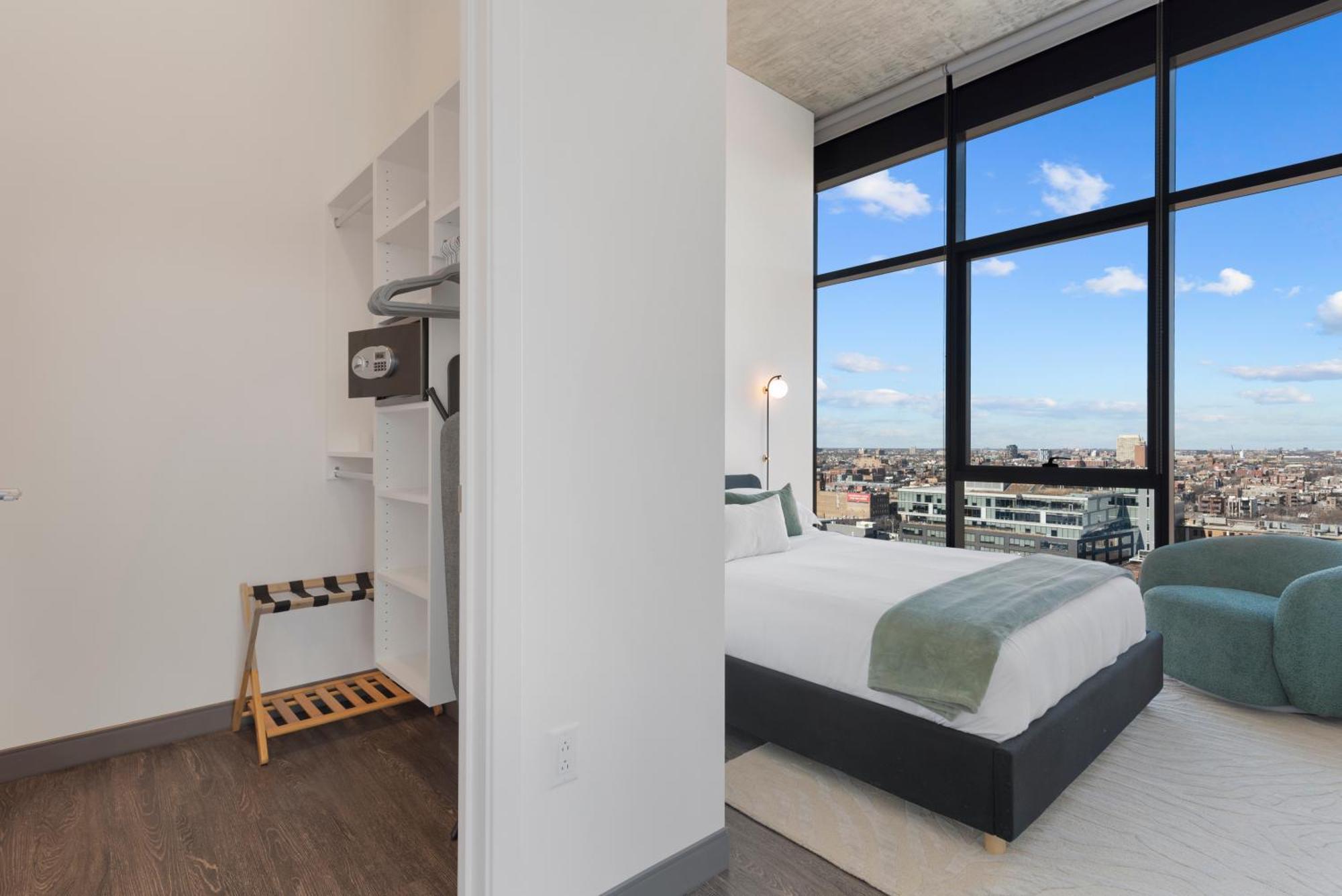 Fulbrix Bright Designer With West Loop Views Apartment