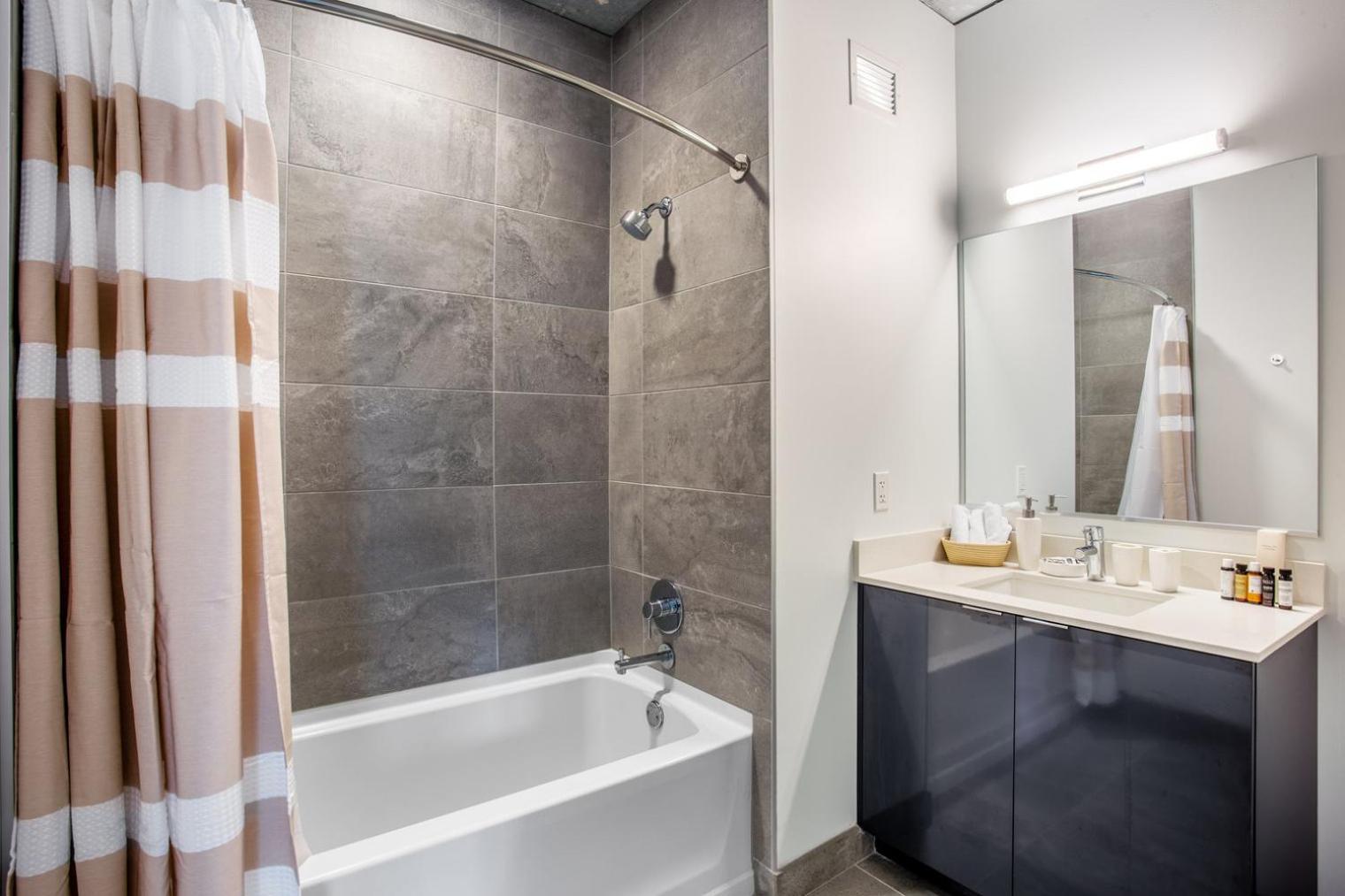 Blueground River N Gym Pool Nr Riverwalk Chi-128