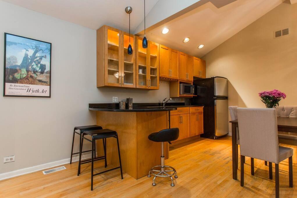 4 Bedroom In Location Parking Fireplace Back Yard Pets Welcome * Chicago