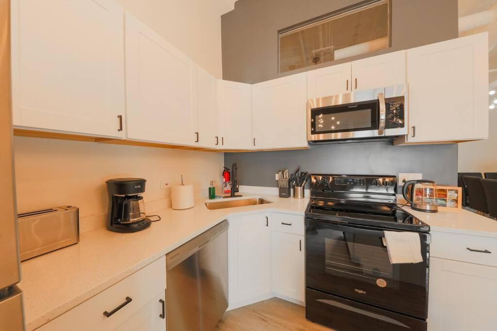Apartment Spacious 5br Luxury Perfect For Groups With Gym Access And Optional Parking Near Mccormick Place, Grant Park And Soldier Field *
