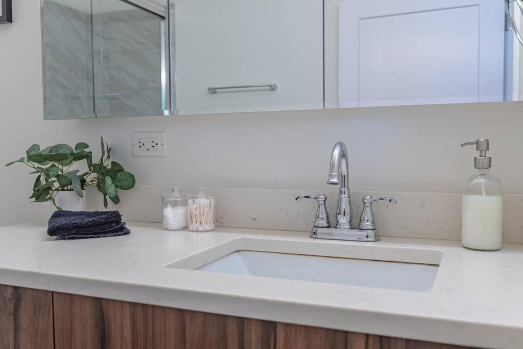 Luxury 2br With Optional Parking And Gym Access Near Mccormick Place And Soldier Field *