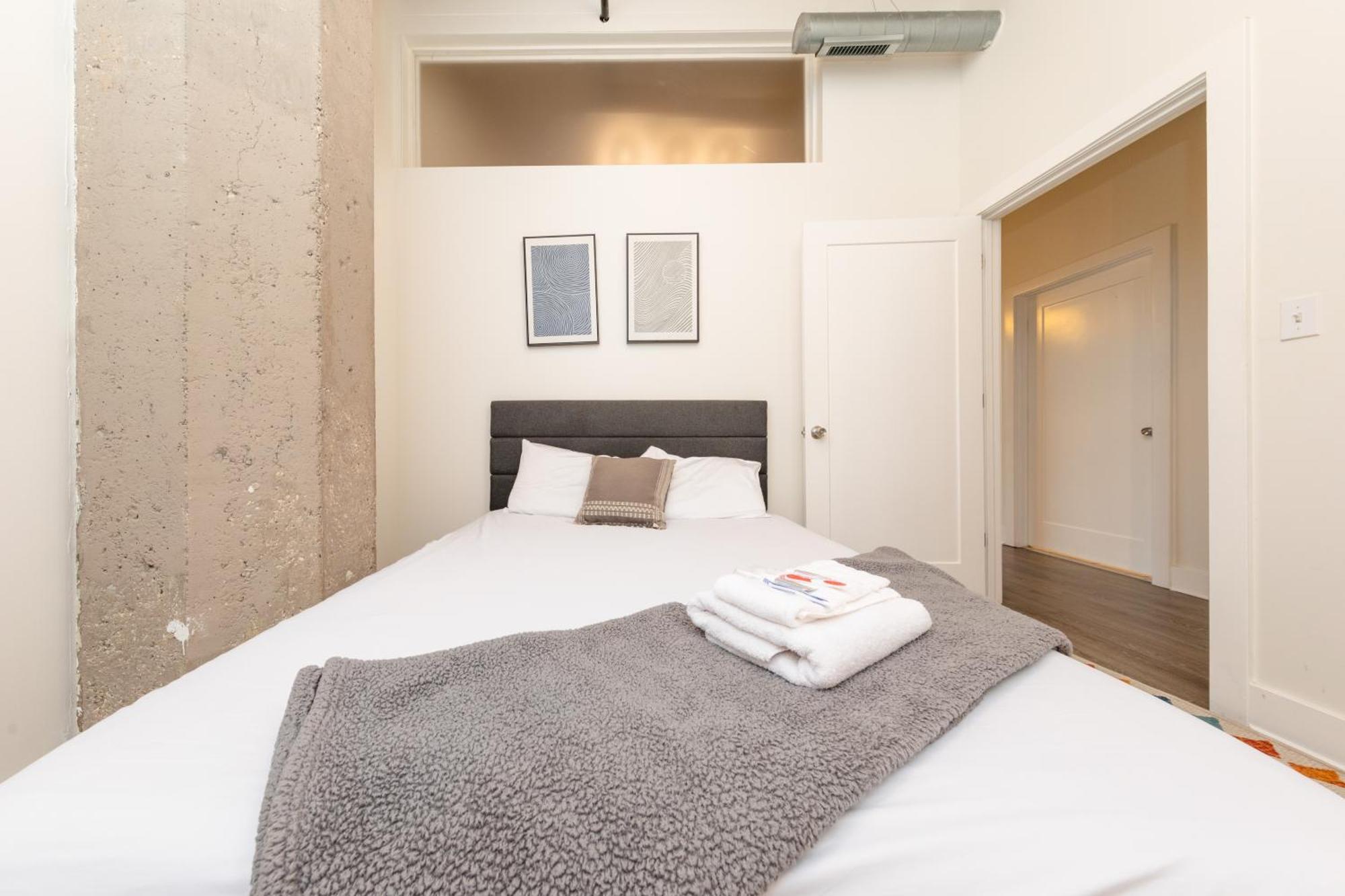 Apartment Modern South Loop 2br With View Of Skyline Patio And Gym Access Near Mccormick Place Convention Center & Museum Campus