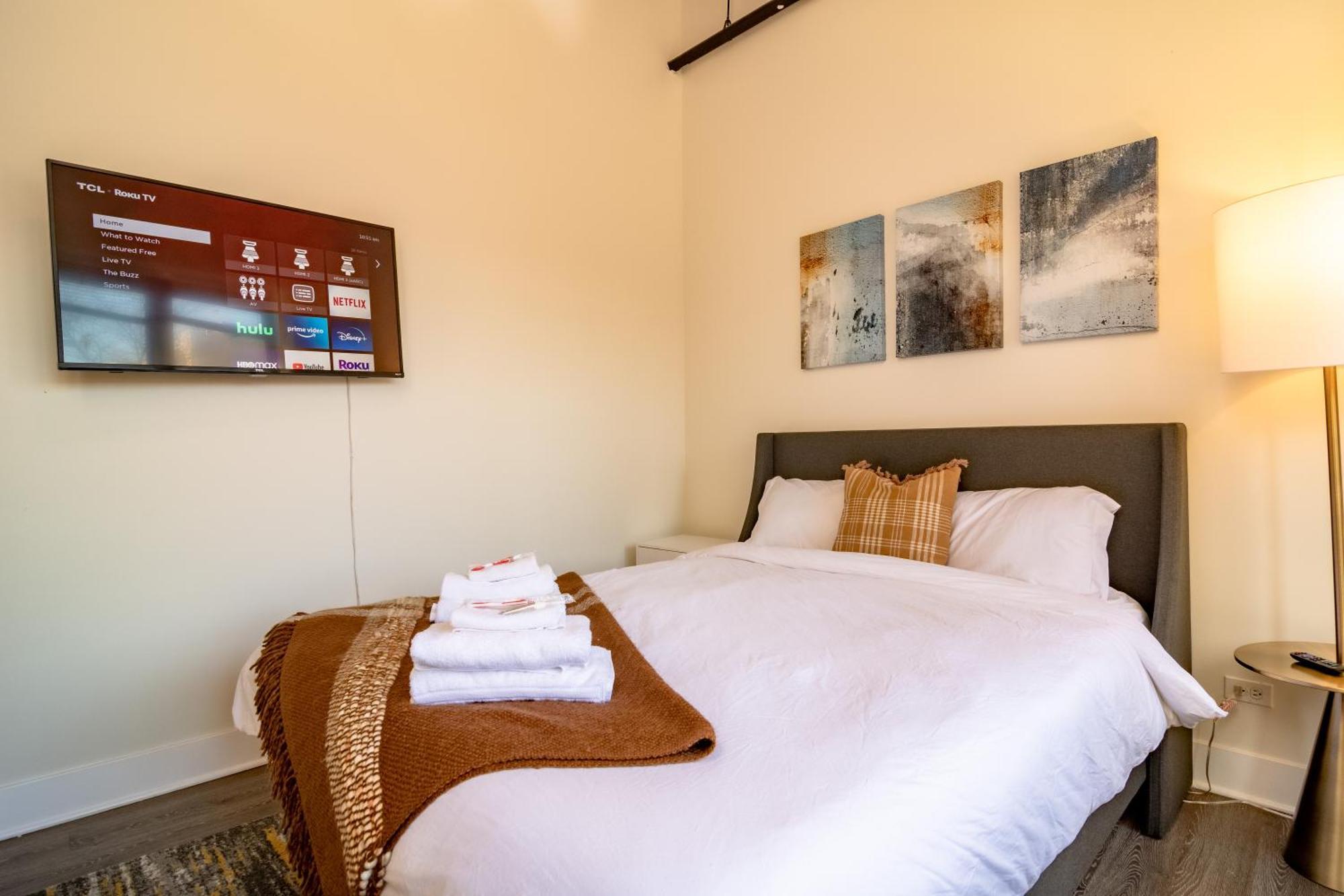 Mccormick Place 2br Spacious Corner Unit With Optional Parking Sleeps 6 Guests Near Soldier Field And Grant Park Chicago