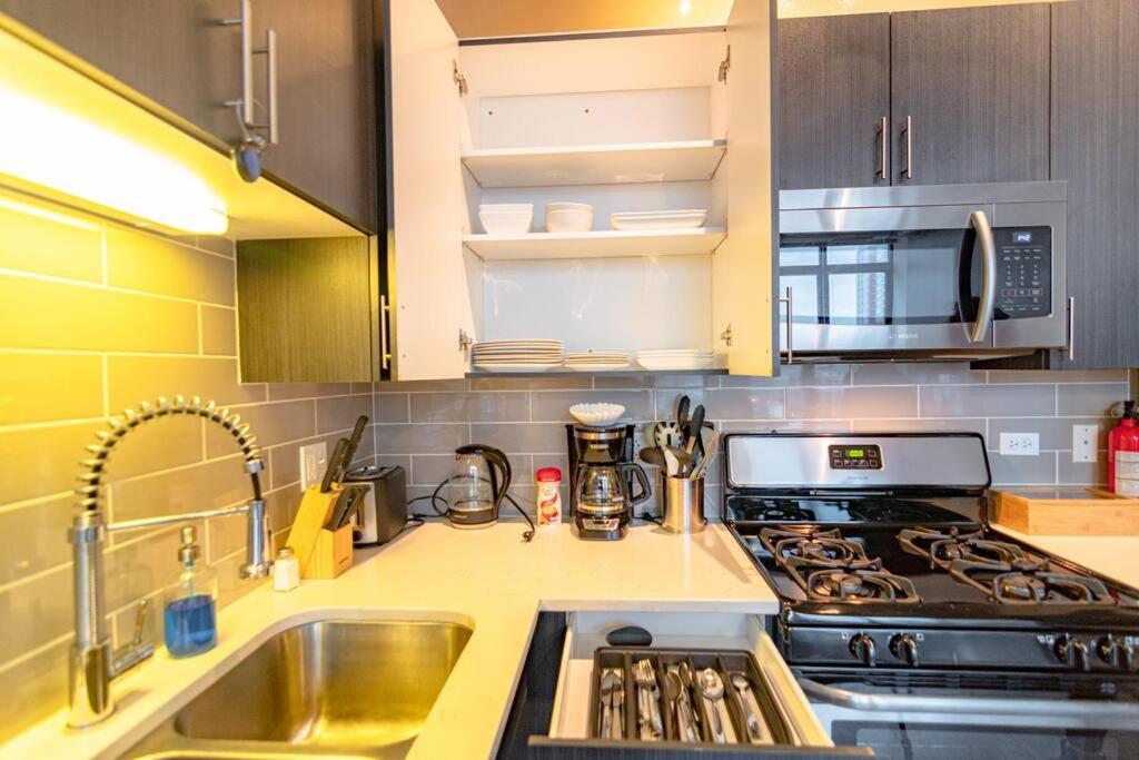 Stylish 2Br Suite With Optional Parking & Gym Access Near Lakefront, Shedd Aquarium And Mccormick Center *