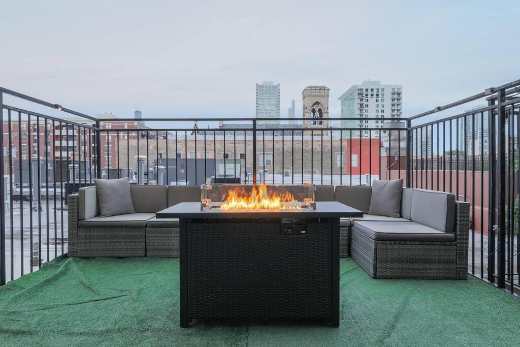 Spacious 2Br On Michigan Ave With Private Patio, Optional Parking & Gym Near Mccormick Convention Center, Soldier Field And Grant Park Chicago