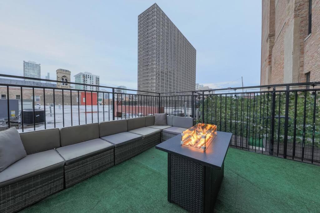 Spacious 2Br On Michigan Ave With Private Patio, Optional Parking & Gym Near Mccormick Convention Center, Soldier Field And Grant Park Apartamento