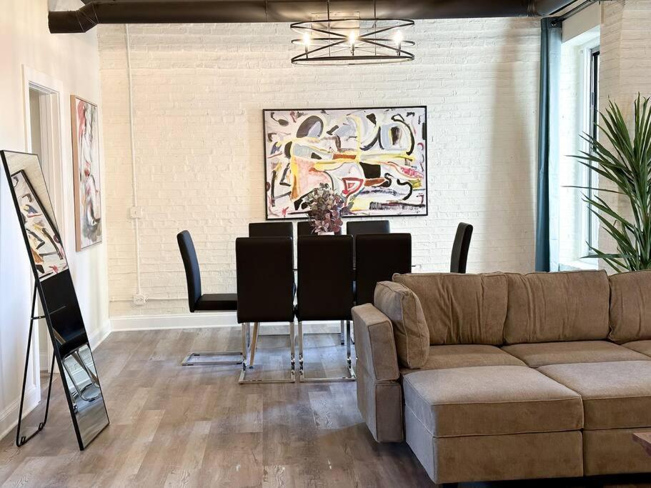 Family And Group Friendly 5br Spacious Unit With Pool Table And Optional Parking Near Mccormick Place And Soldier Field Appartement *