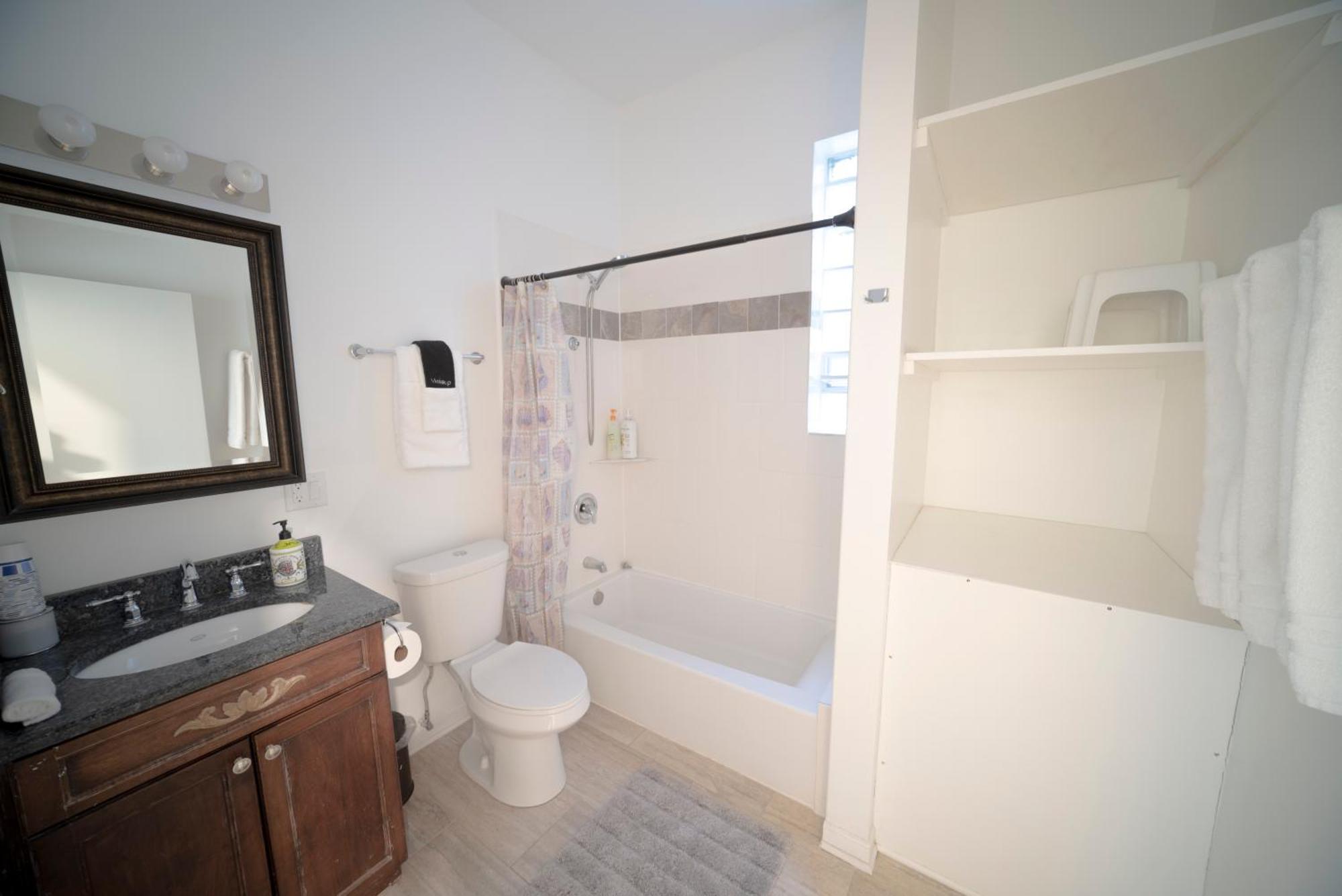 Stone Mansion Sleeps 10-20 Free Tv & Parking