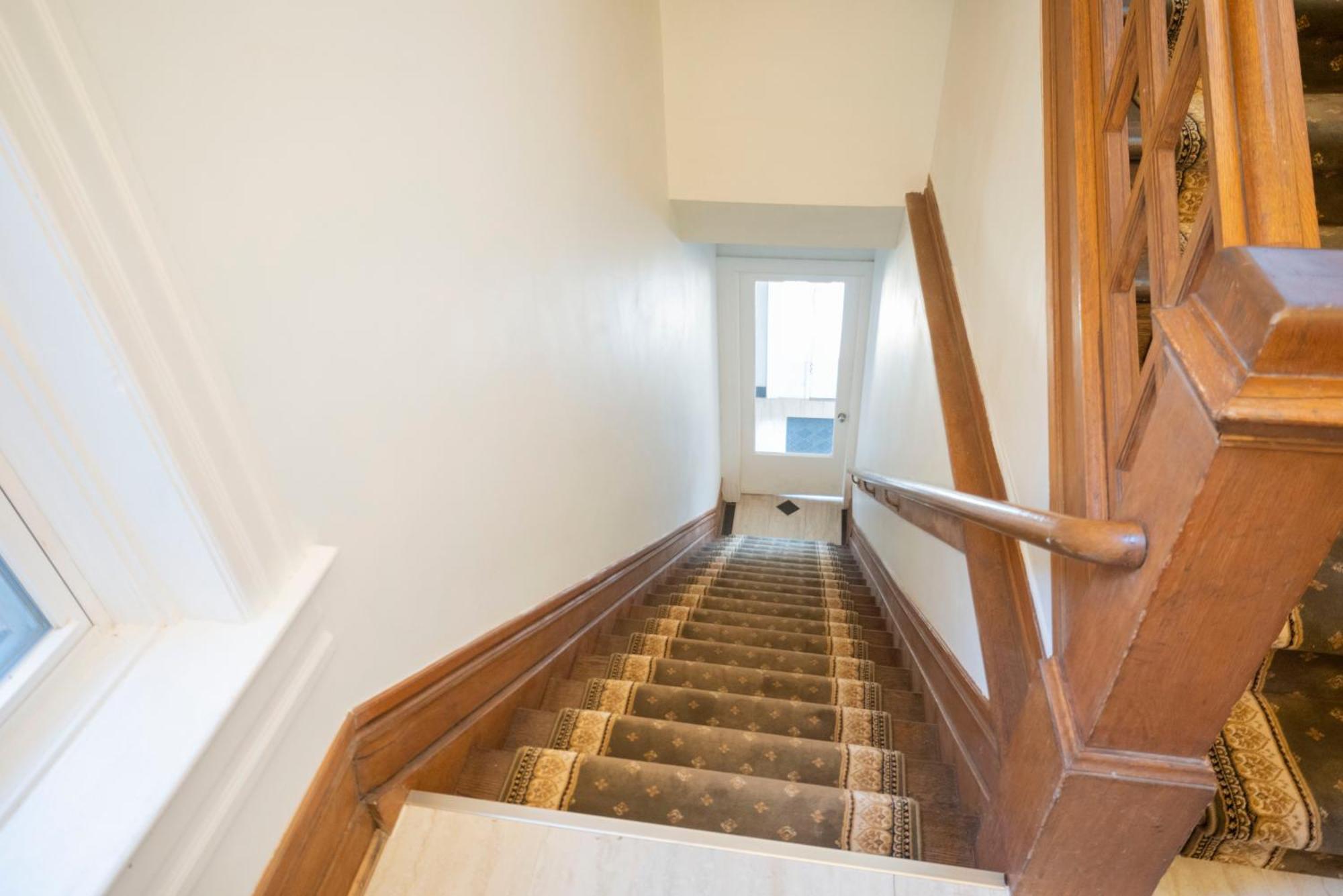 Stone Mansion Sleeps 10-20 Free Tv & Parking *