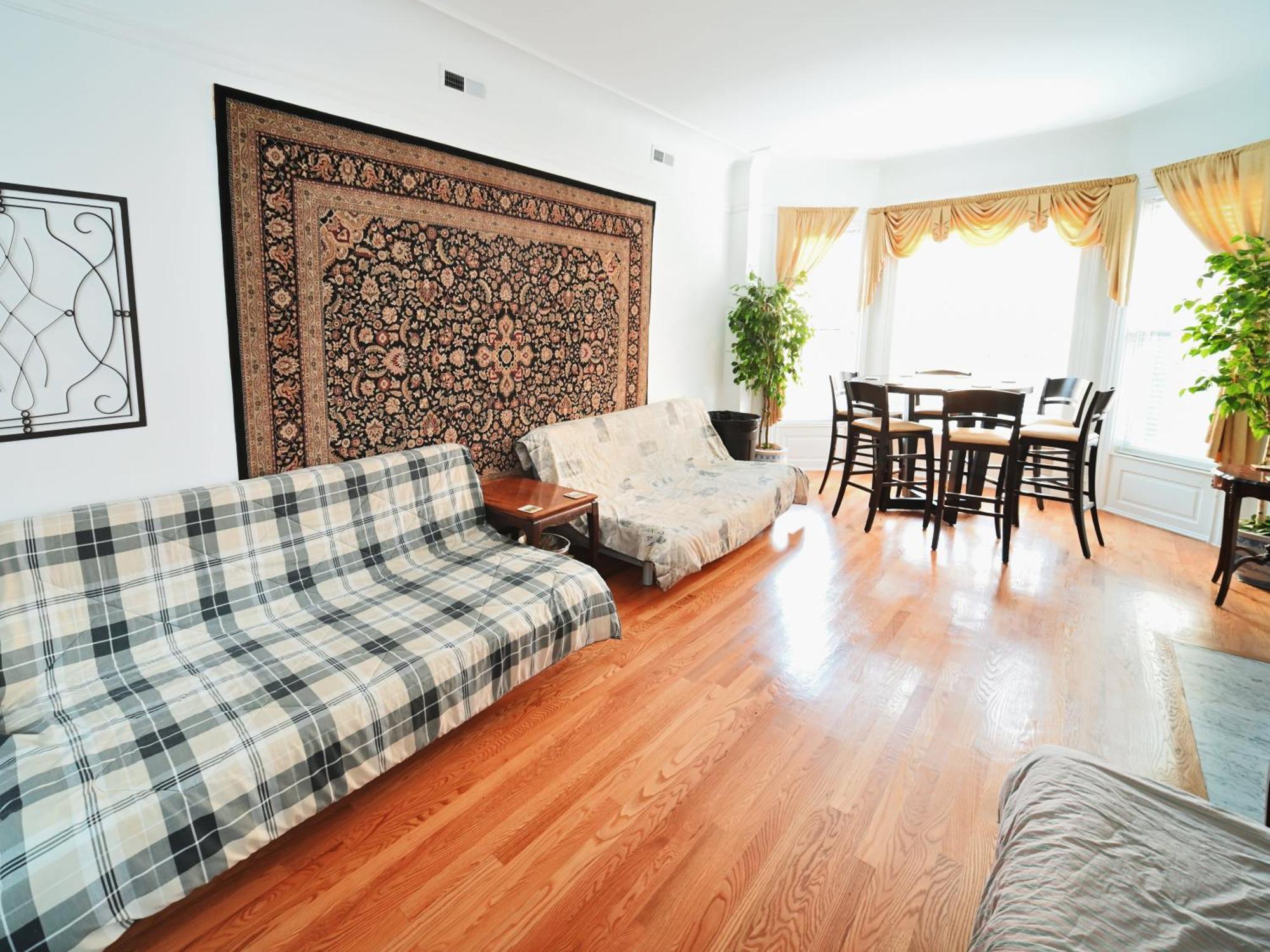 Stone Mansion Sleeps 10-20 Free Tv & Parking *