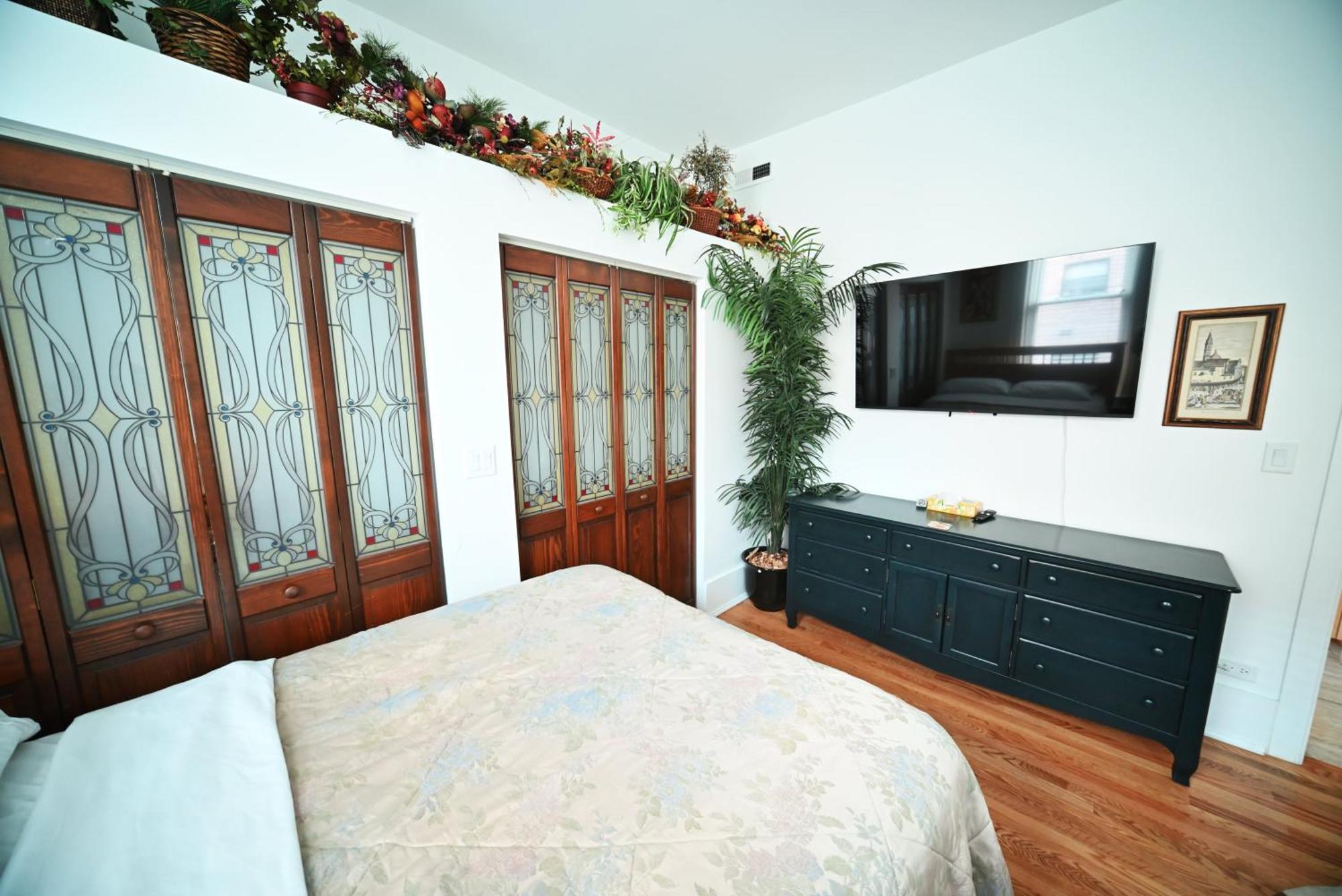 Stone Mansion Sleeps 10-20 Free Tv & Parking