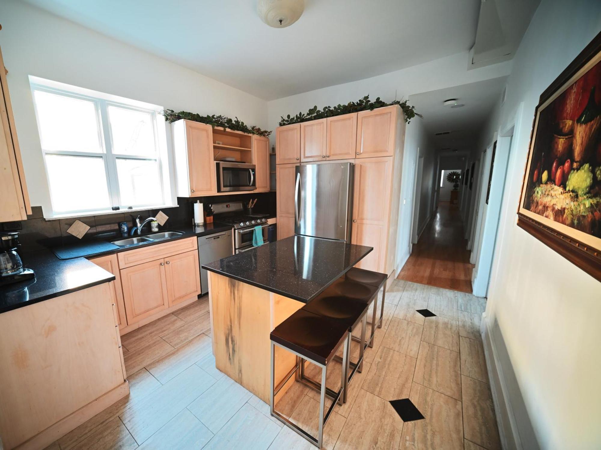 Stone Mansion Sleeps 10-20 Free Tv & Parking * Chicago