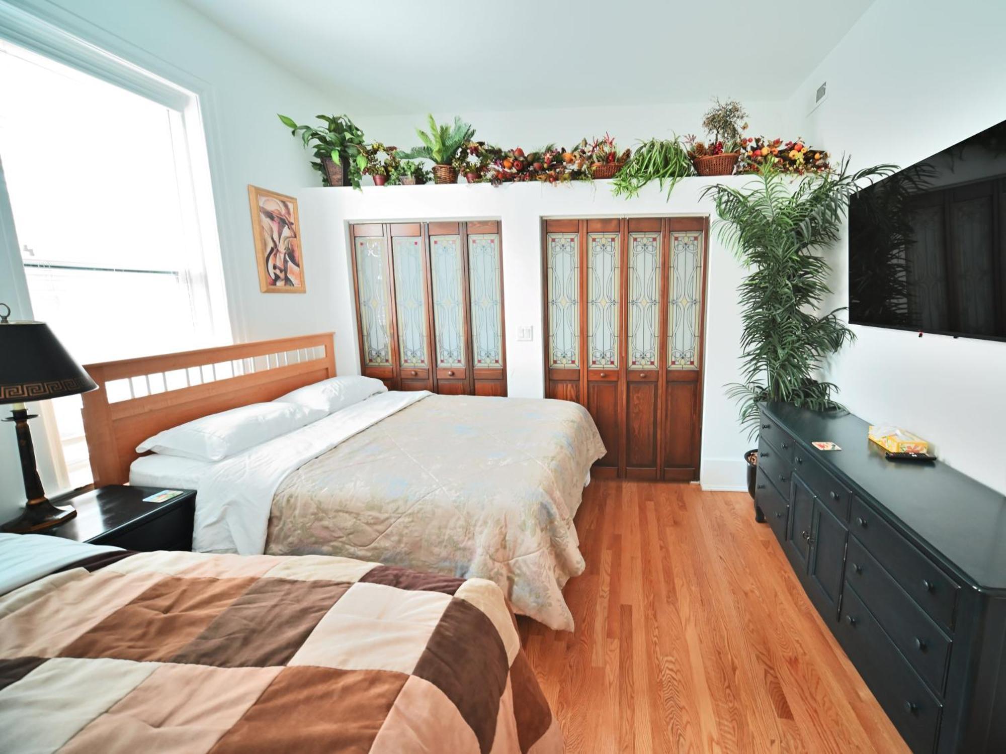 Stone Mansion Sleeps 10-20 Free Tv & Parking *