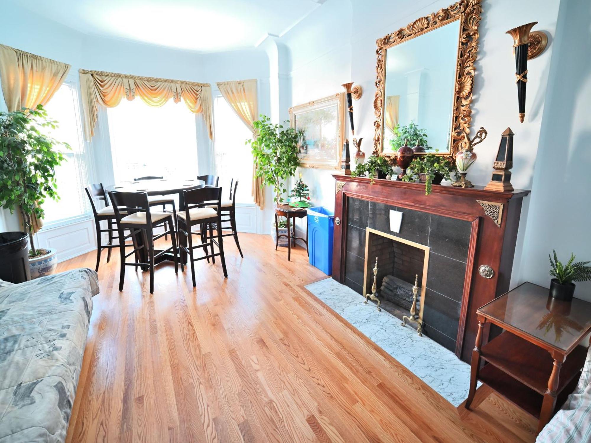 Stone Mansion Sleeps 10-20 Free Tv & Parking Apartment *
