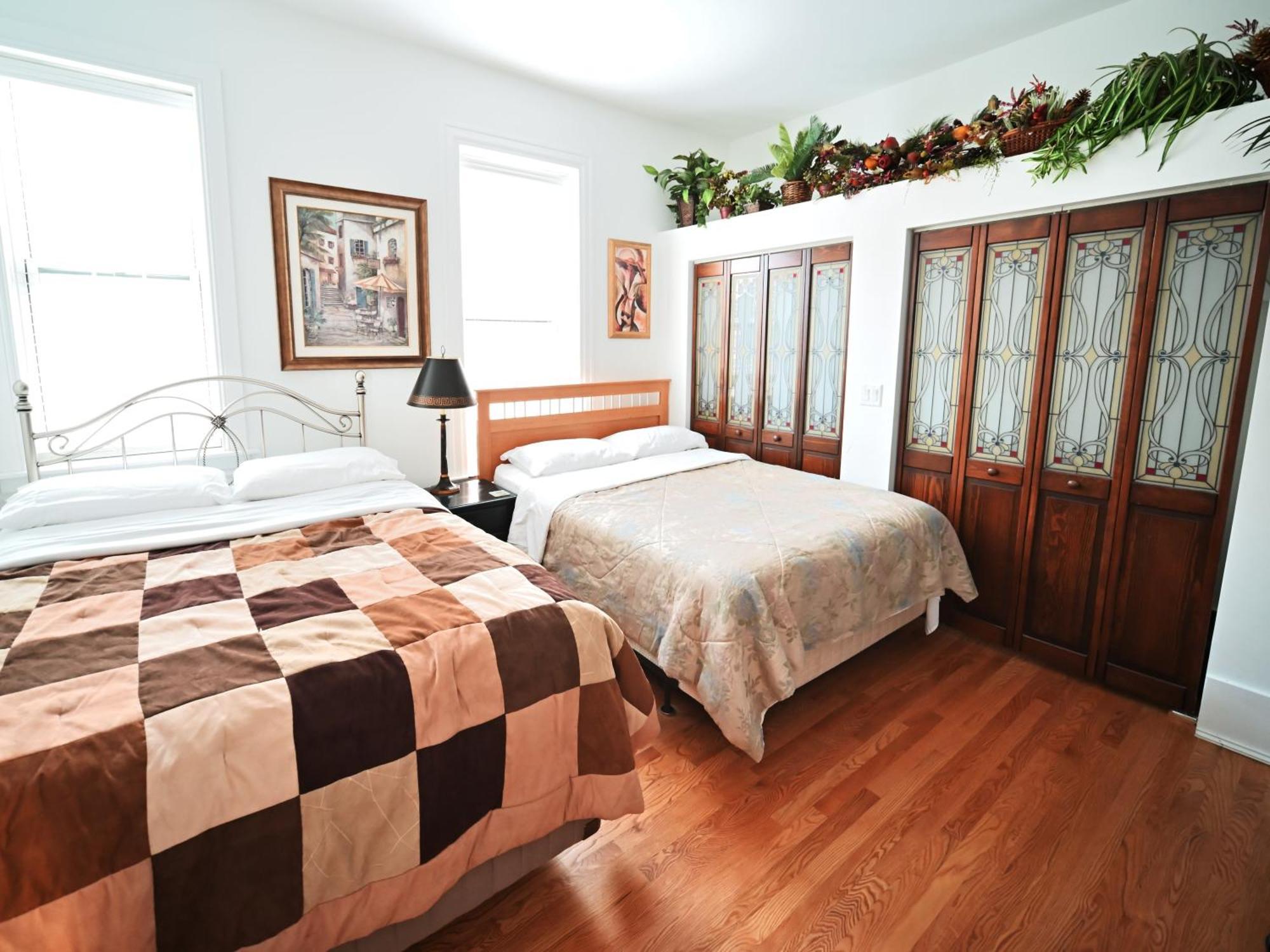 Stone Mansion Sleeps 10-20 Free Tv & Parking Apartment Chicago