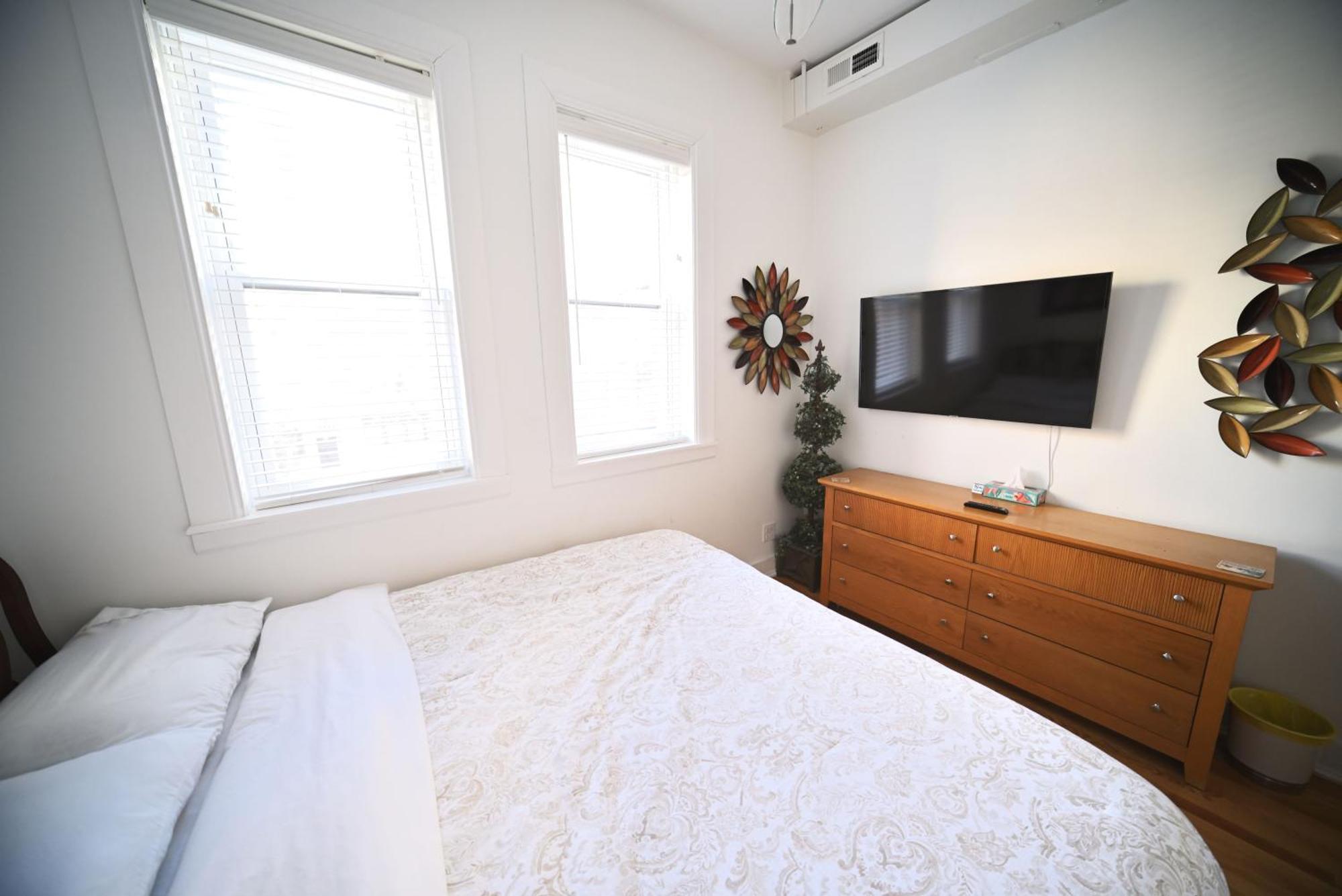 Stone Mansion Sleeps 10-20 Free Tv & Parking Apartment Chicago