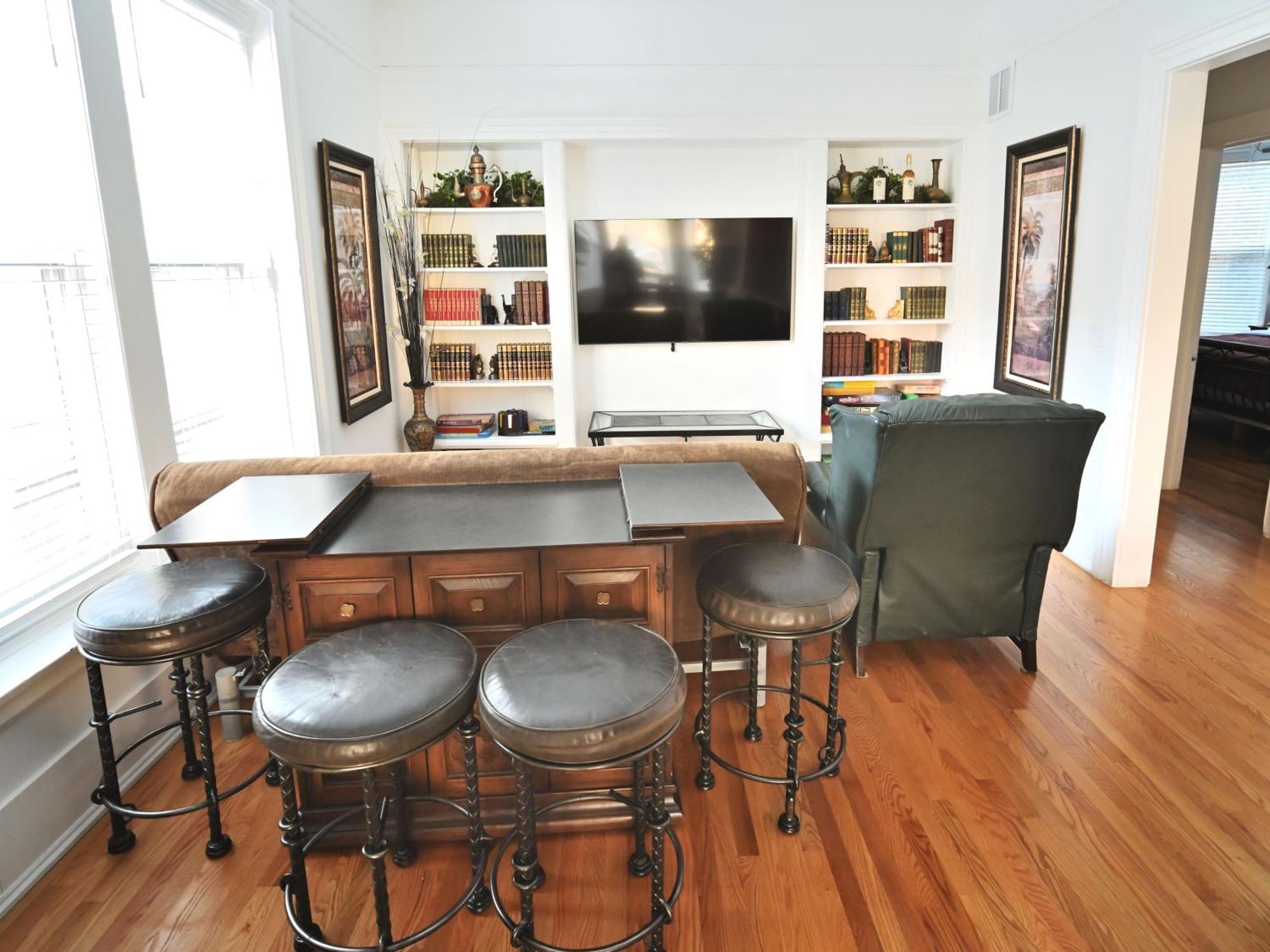 Stone Mansion Sleeps 10-20 Free Tv & Parking Chicago