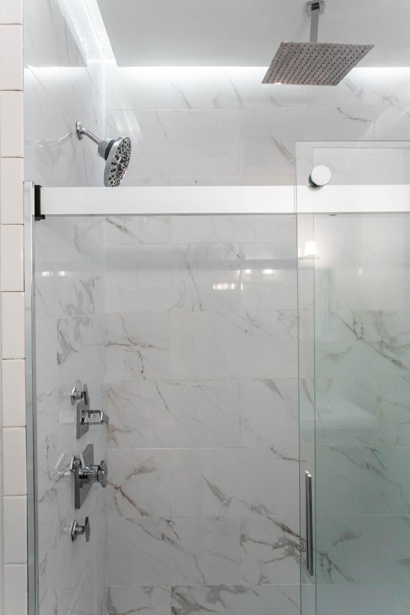 Apartment Prime Location! - 1min Walk To Wrigley Field - Modern 2br Apts Right Next To Wrigley Field & Transit! Chicago