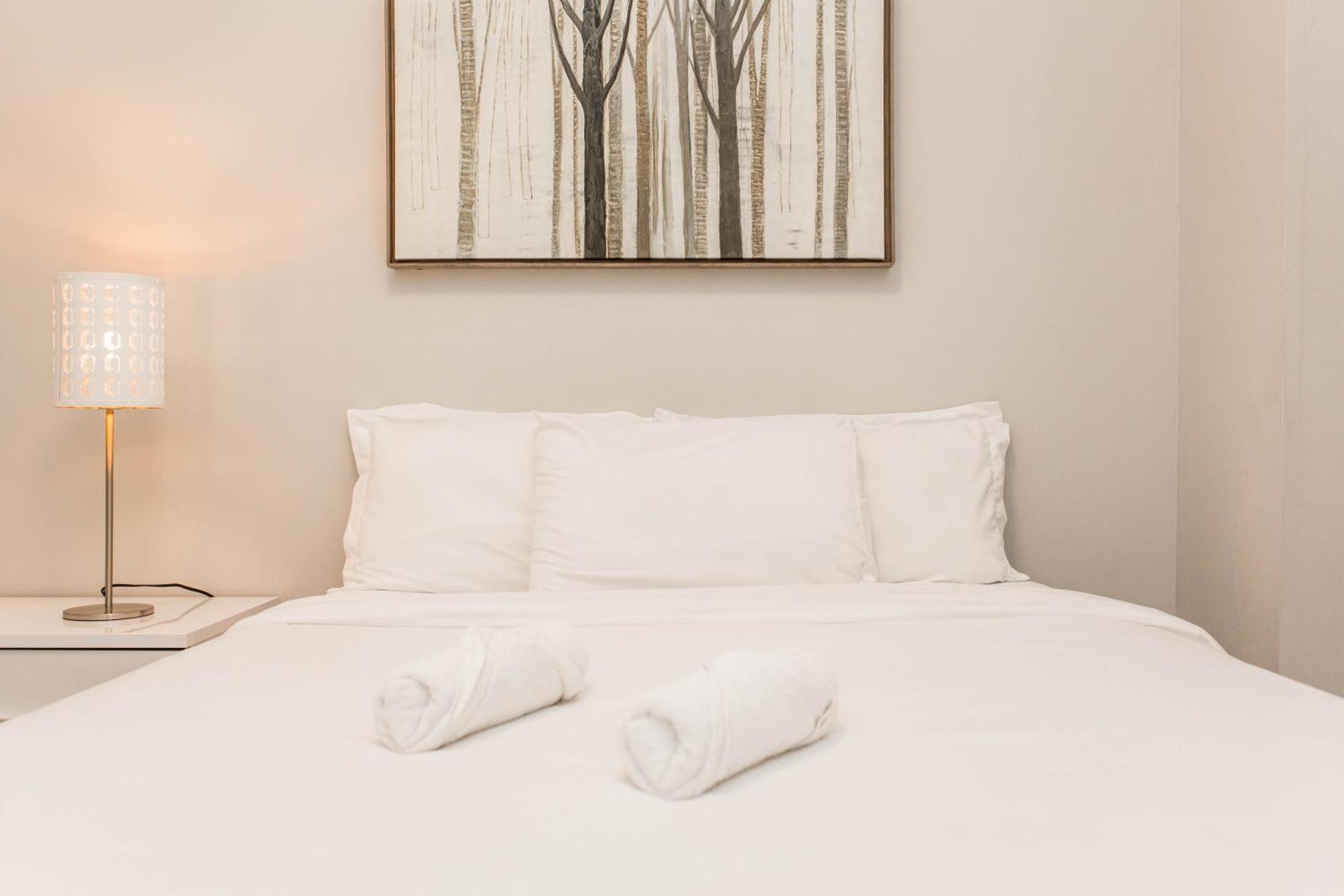 The Double Play - Modern 2br Apts Right Next To Wrigley Field & Transit! - Perfect For Cubs Fans Chicago