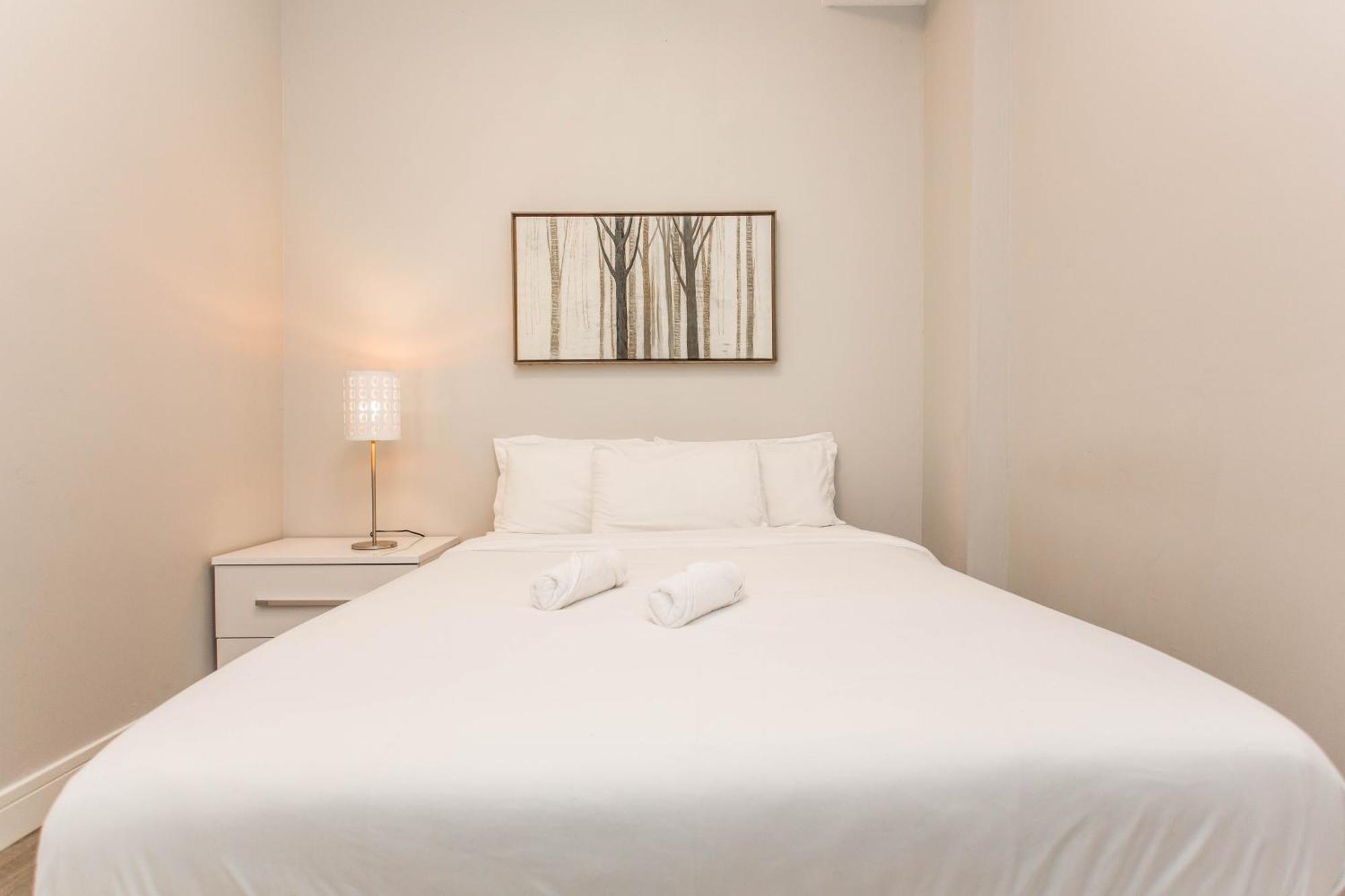 The Double Play - Modern 2br Apts Right Next To Wrigley Field & Transit! - Perfect For Cubs Fans Apartment Chicago