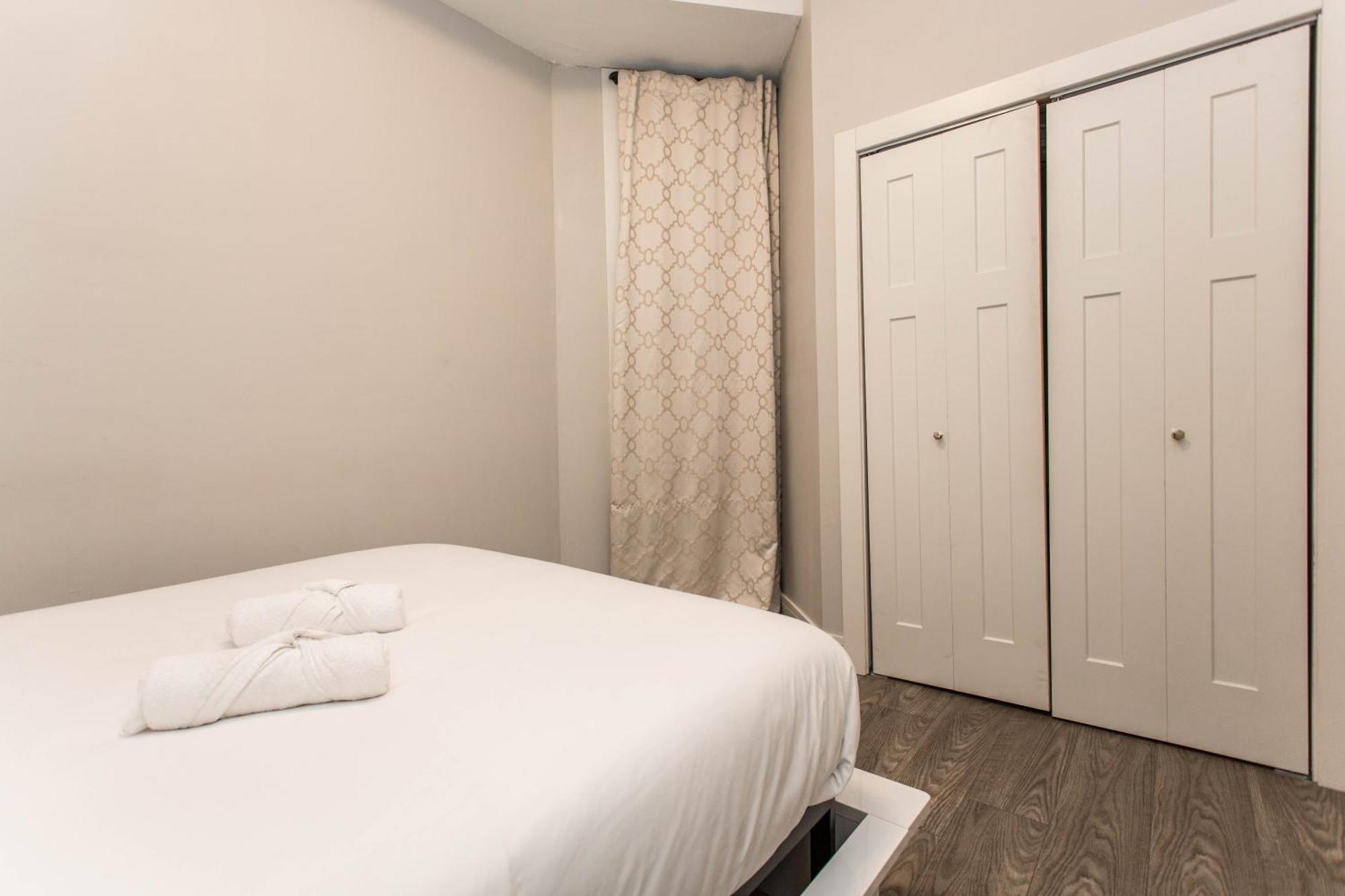 Prime Location! - 1min Walk To Wrigley Field - Modern 2br Apts Right Next To Wrigley Field & Transit! *