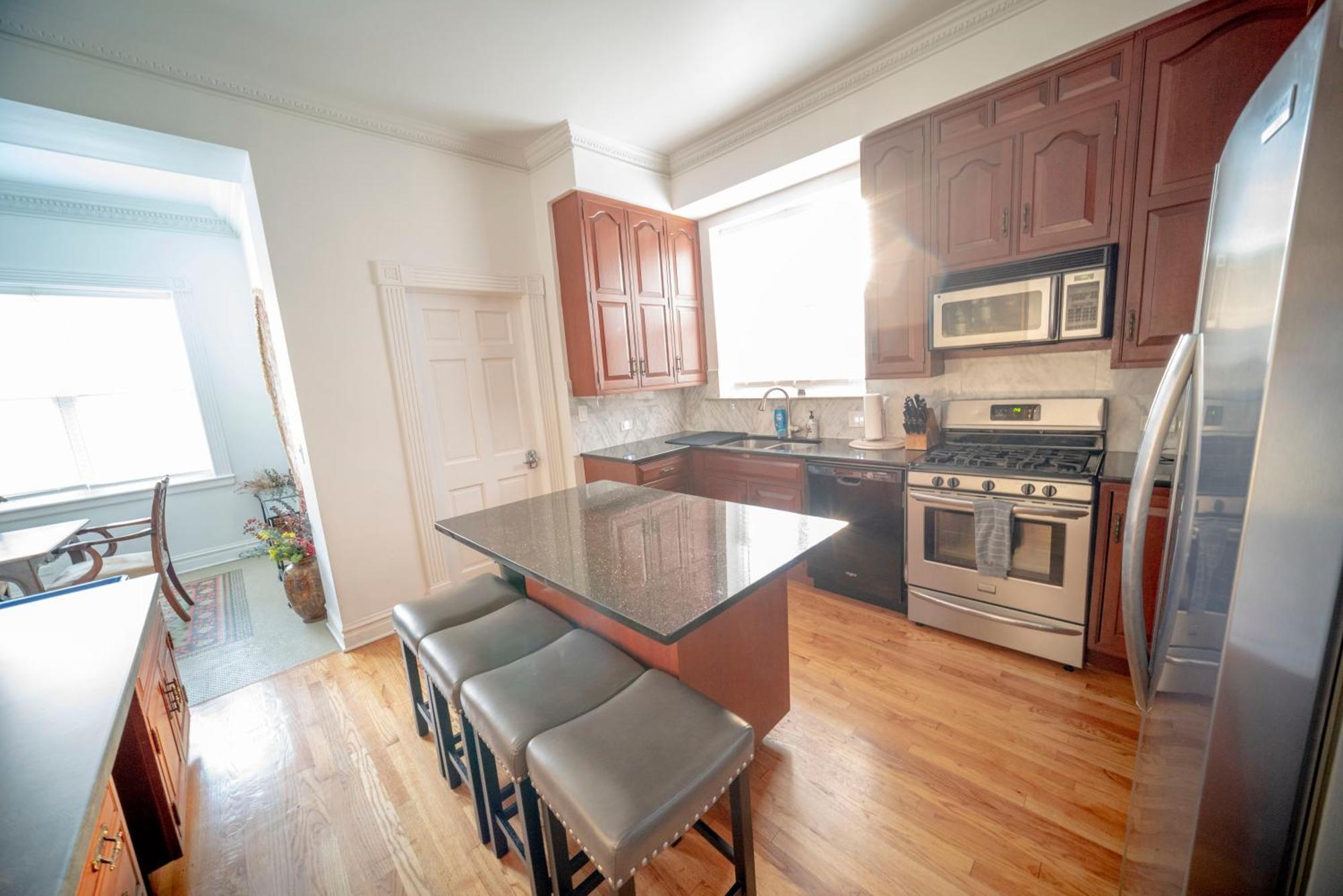 Club Salon Sleeps 10-20 Free Parking & Tv *