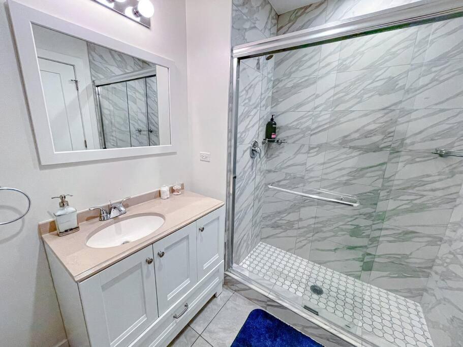 Spacious 420-friendly 2br Retreat Near Mccormick Place, Grant Park And Soldier Field Apartment