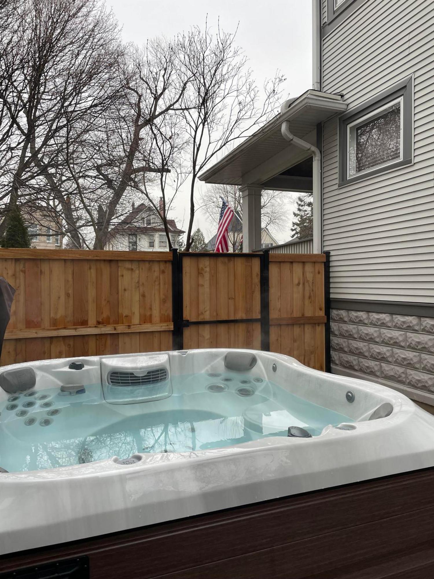 Historic With Outdoor Hot Tub Near Downtown In Public Transportation Hub Holiday home *