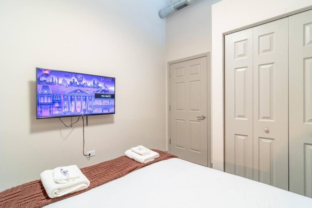 South Loop 2br Retreat Near Grant Park, Soldier Field, Adler Planetarium & Columbia College *