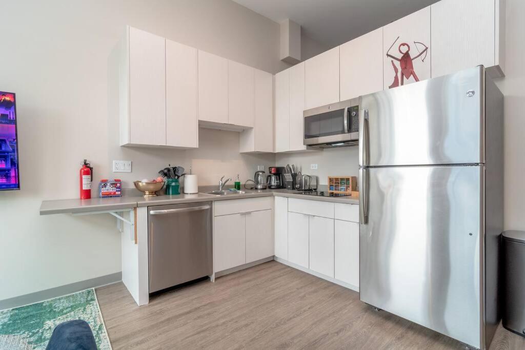 South Loop 2br Retreat Near Grant Park, Soldier Field, Adler Planetarium & Columbia College * Chicago