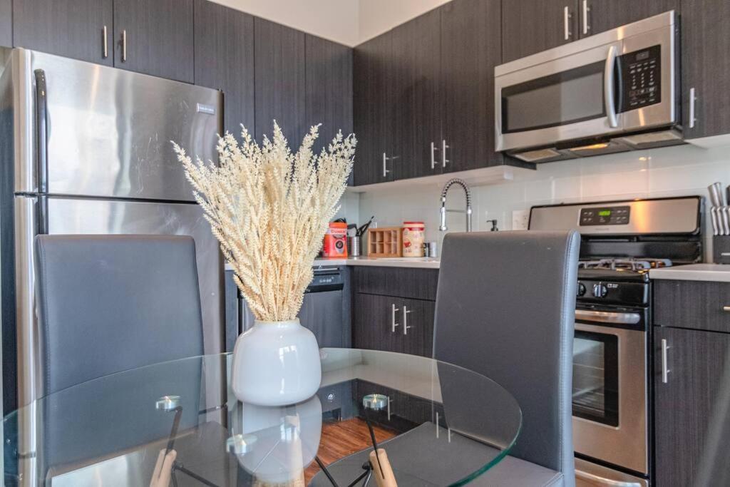 Apartment 2br Escape With Optional Parking Near Mccormick Place, Navy Pier, Shedd Aquarium, And Millennium Park *