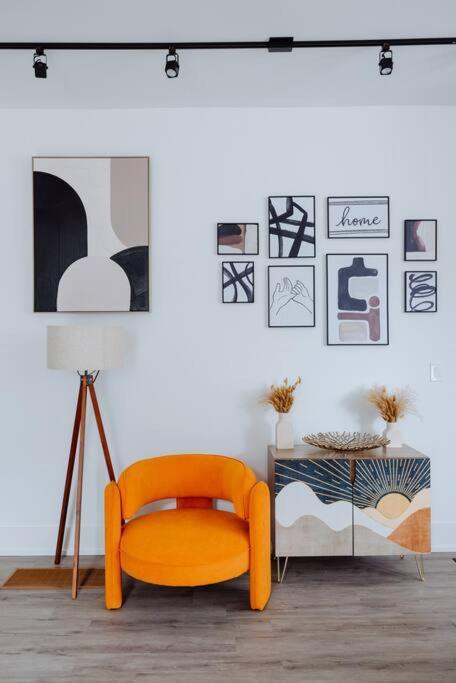 The Brown House - A Luxurious Uchicago Campus