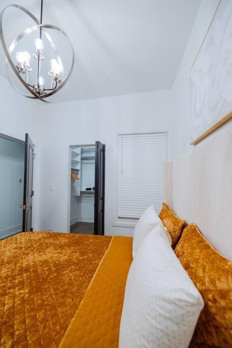 The Brown House - A Luxurious Uchicago Campus