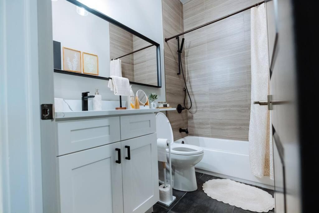 The Brown House - A Luxurious Uchicago Campus Apartment