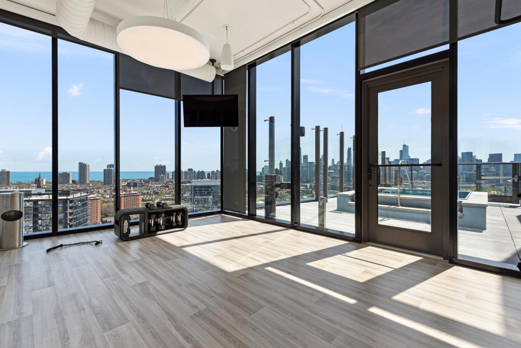 Foundry Unmatched Skyline Views At Lincoln Park Apartment *