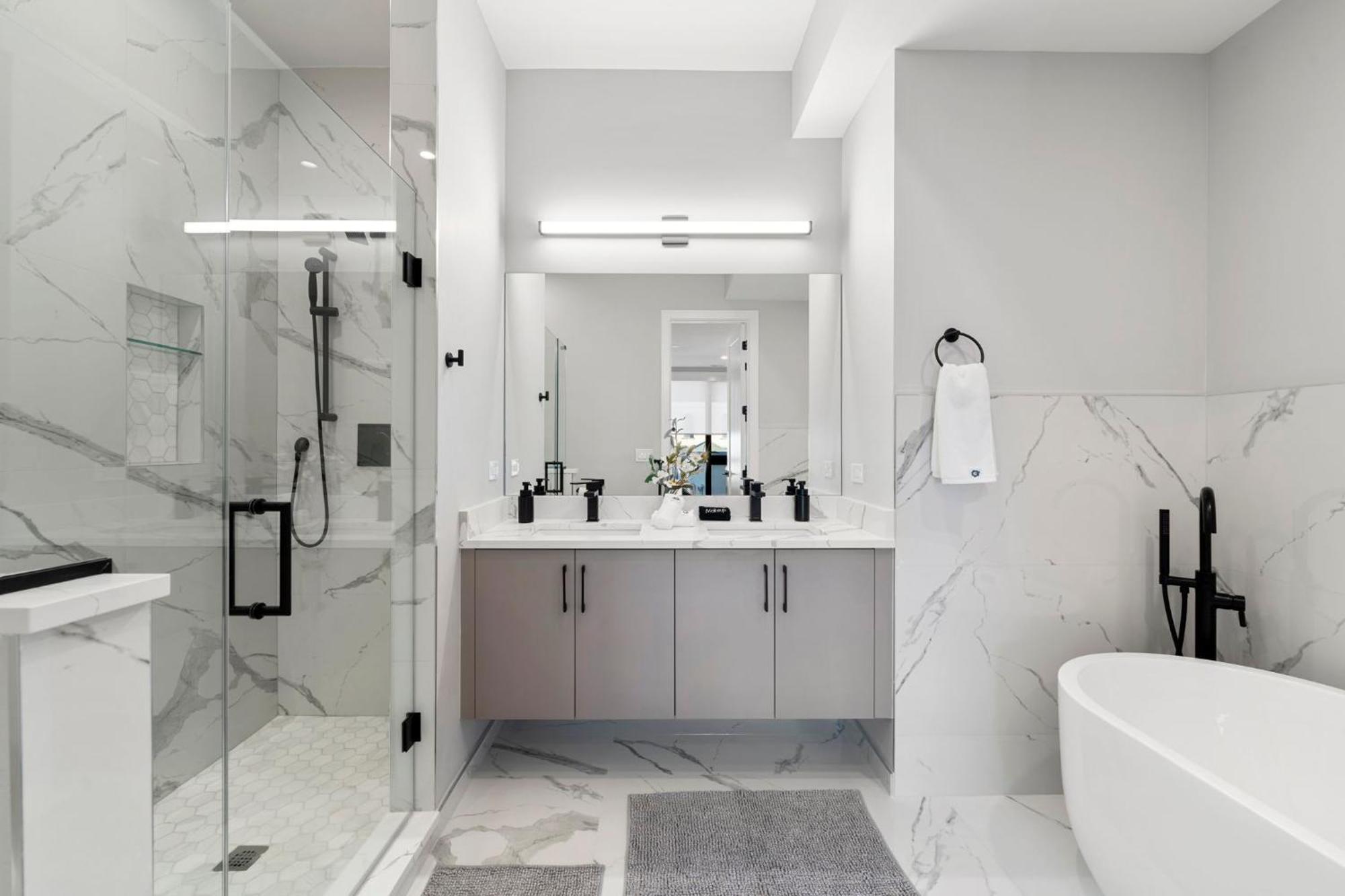 Contemporary Luxury: New 3br 2ba Stylish Haven Apartamento